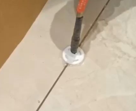 中阳瓷砖空鼓维修公司专业解答瓷砖在铺贴过程中，如果没有涂抹均匀到位的粘结材料（如水泥砂浆或瓷砖胶），可能会导致以下问题